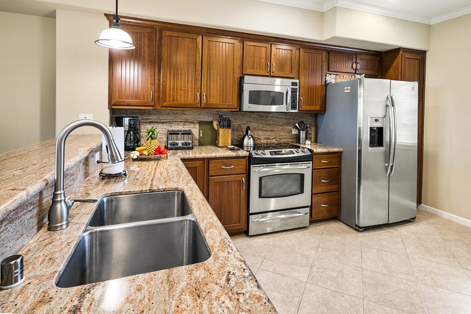 Condo, 2 Bedrooms | Private kitchen | Fridge, microwave, oven, stovetop