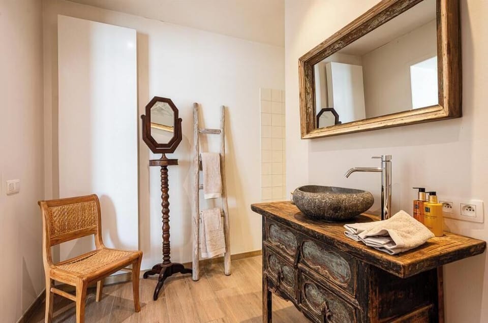 Superior Double Room | Bathroom | Free toiletries, hair dryer, towels, soap