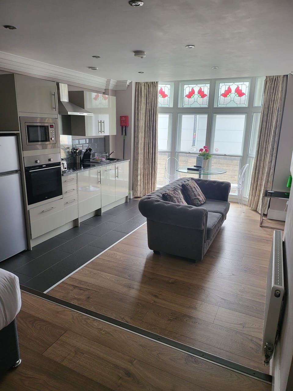 Full-size fridge, microwave, oven, stovetop