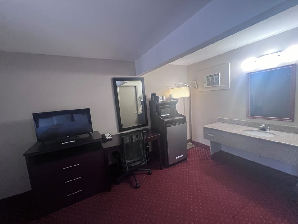 Standard Room, 1 King Bed, Non Smoking | Desk, laptop workspace, iron/ironing board, free WiFi