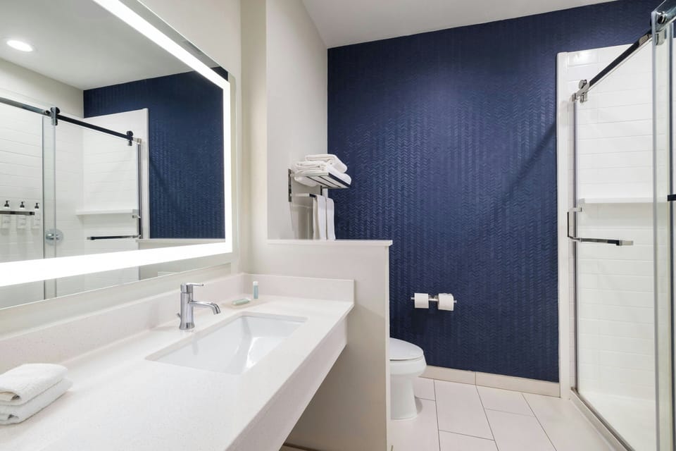 Combined shower/tub, free toiletries, hair dryer, towels