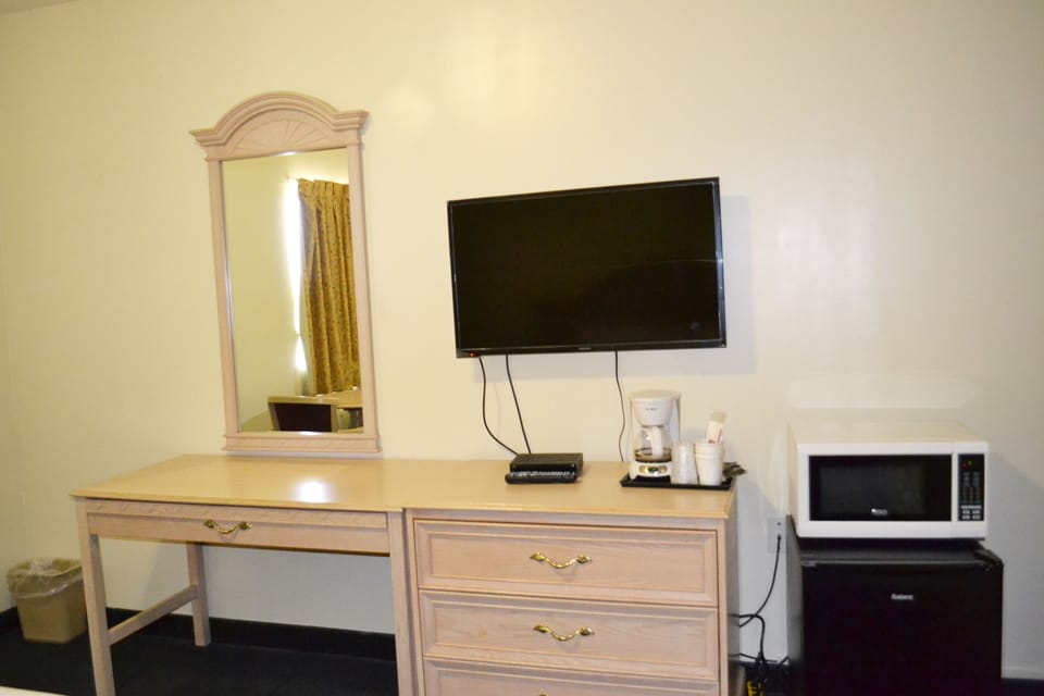 Standard Room, 1 King Bed | Room amenity