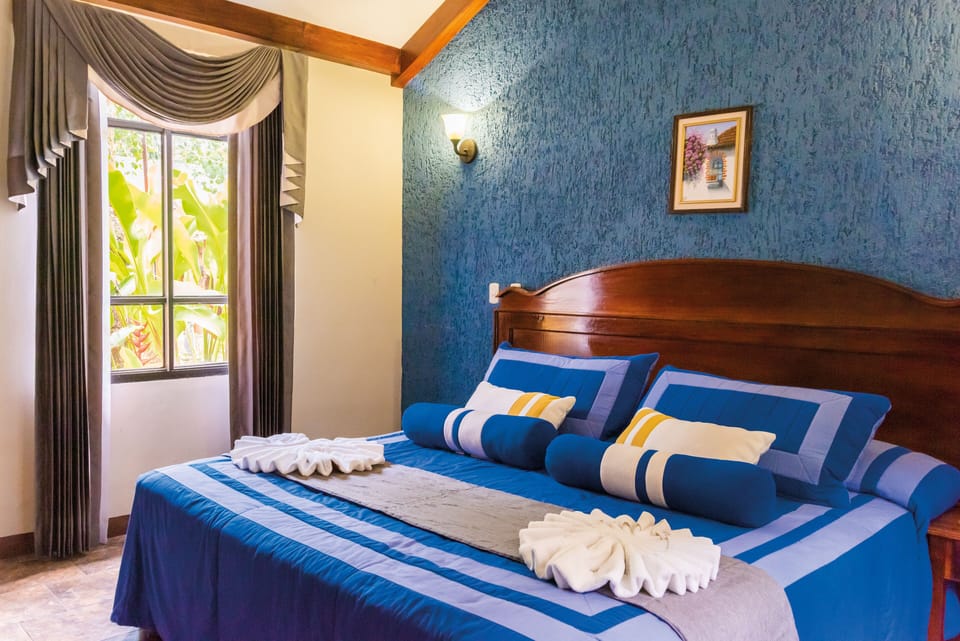 Junior Suite | Minibar, WiFi (free), bed sheets