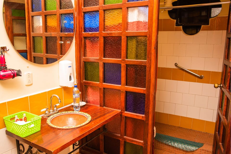 Shower, free toiletries, towels