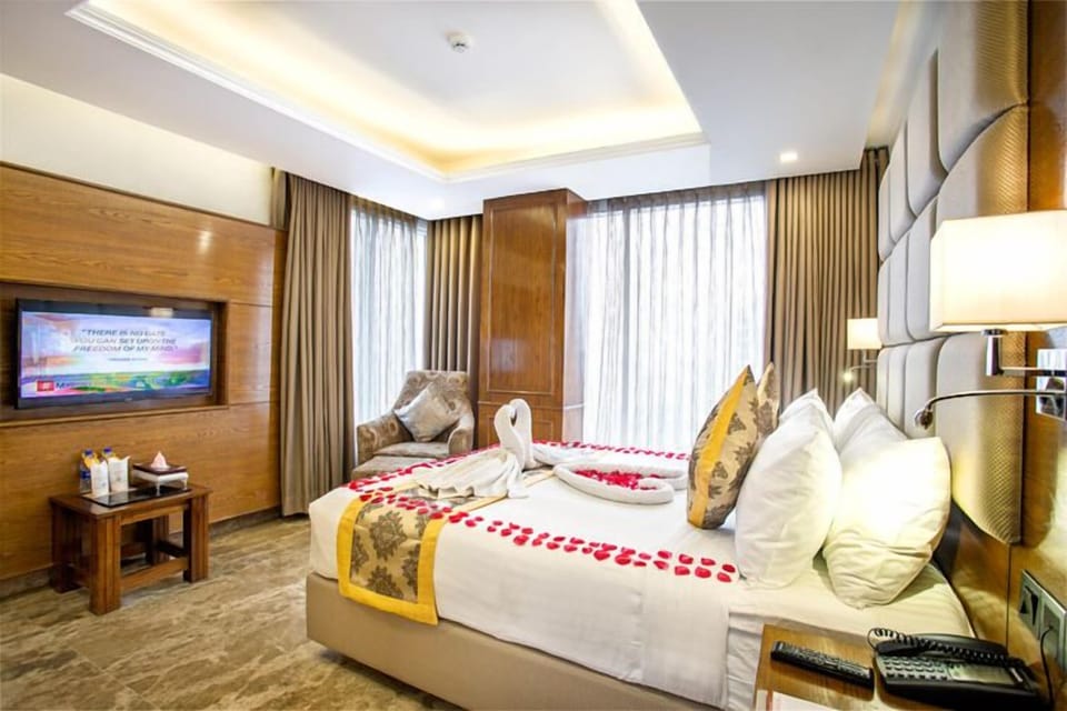 Royal Suite, Ensuite | Minibar, in-room safe, desk, soundproofing