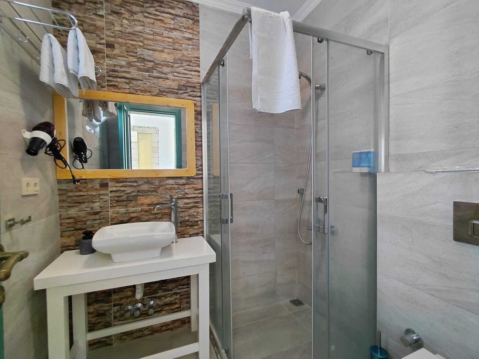 Deluxe Double Room, Balcony | Bathroom | Shower, free toiletries, hair dryer, slippers