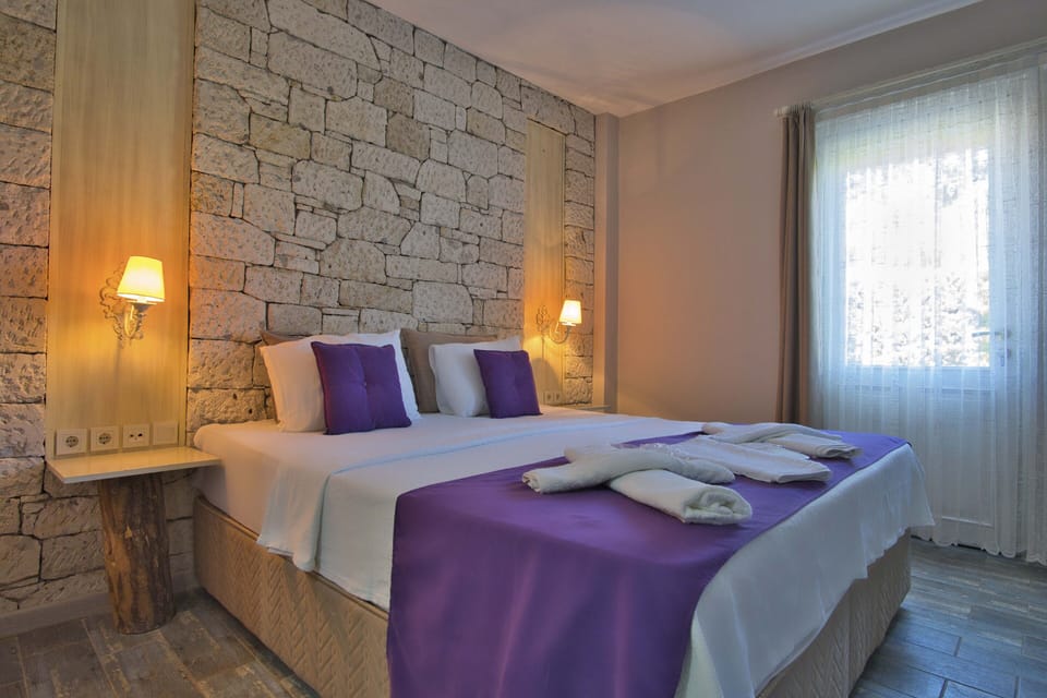 Deluxe Room | Premium bedding, desk, iron/ironing board (on request), WiFi (free)