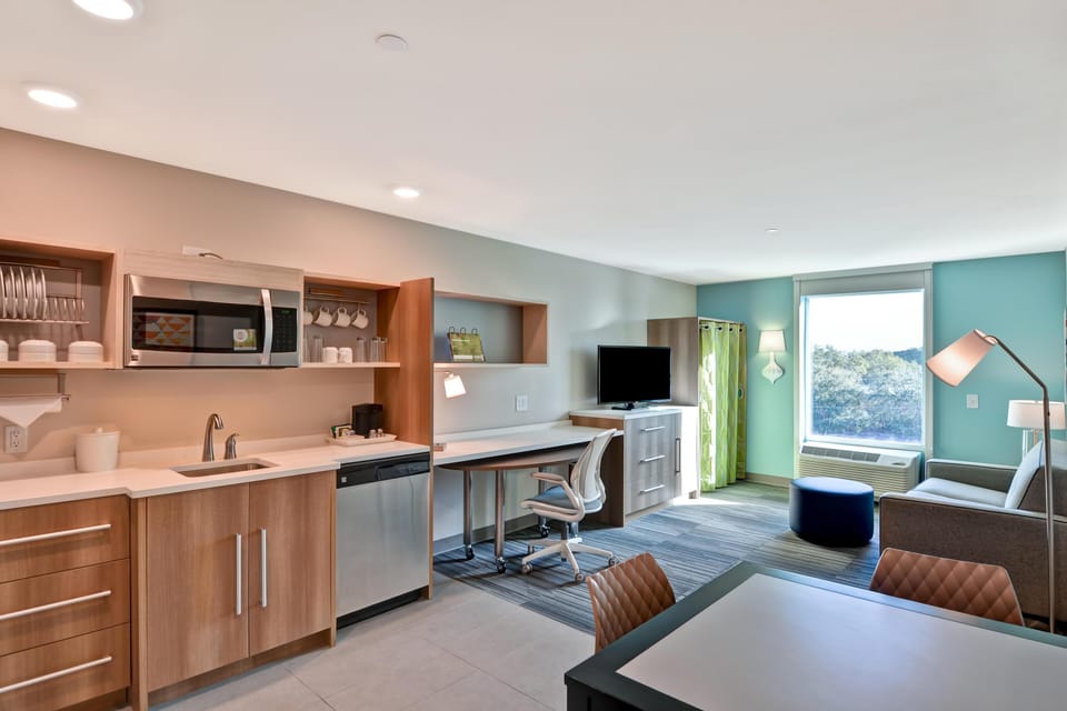 Full-size fridge, microwave, dishwasher, coffee/tea maker