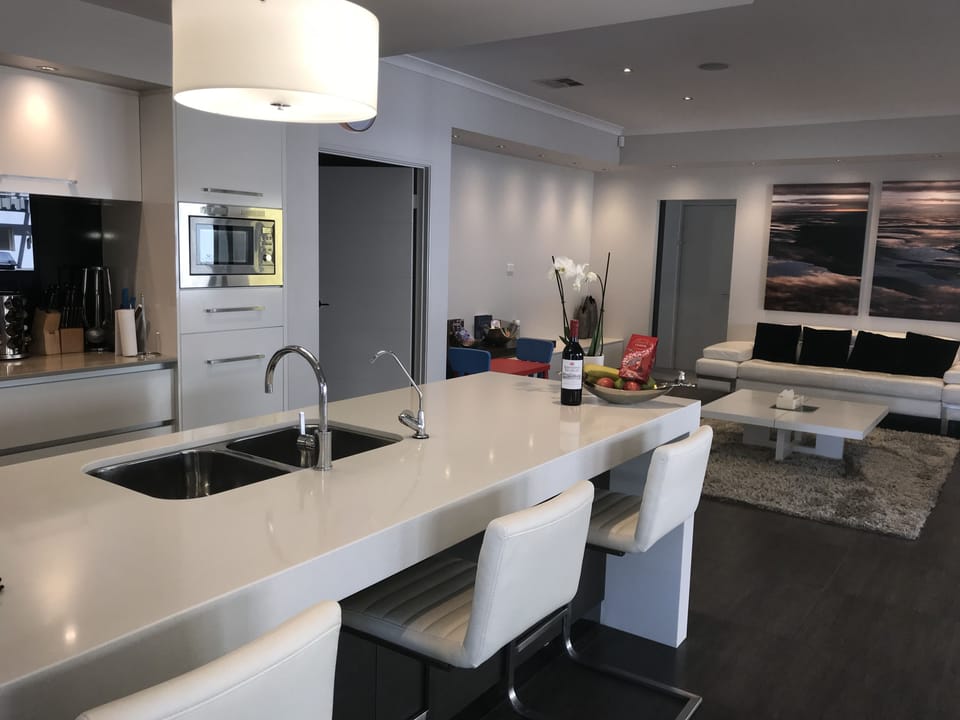House, 4 Bedrooms, 2 Bathrooms | Private kitchen | Full-size fridge, microwave, oven, stovetop