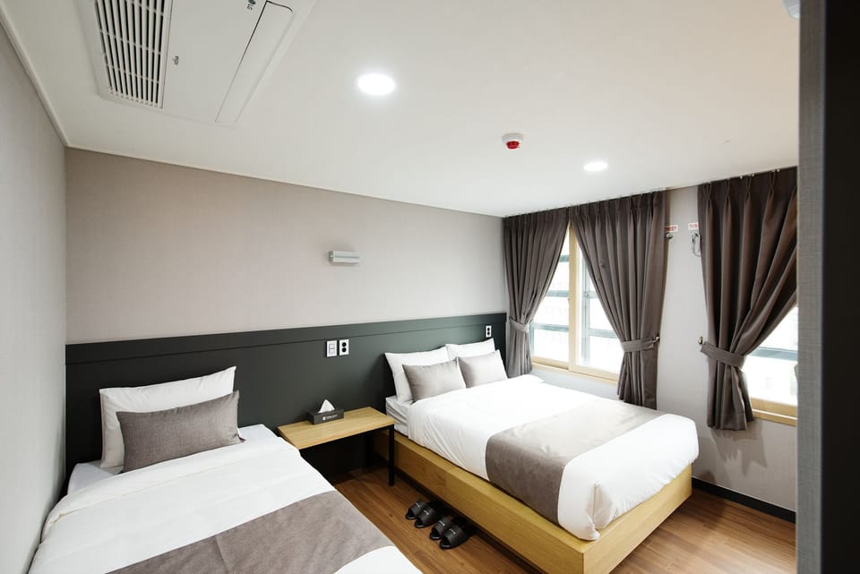 Deluxe Triple Room, Multiple Beds, Non Smoking | Desk, soundproofing, free WiFi, bed sheets