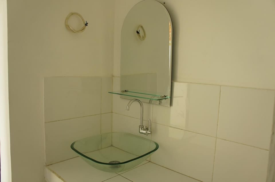 Shower, bidet, towels, toilet paper