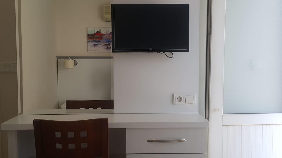 Economy Twin Room | 1 bedroom, premium bedding, in-room safe, laptop workspace