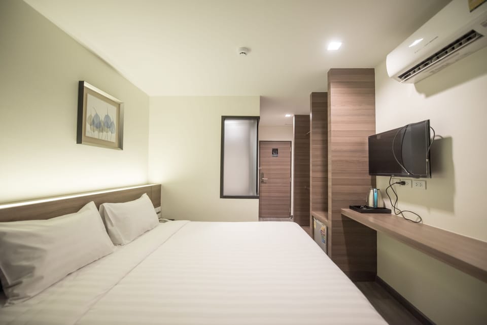 Balcony King | Desk, blackout drapes, free WiFi, bed sheets