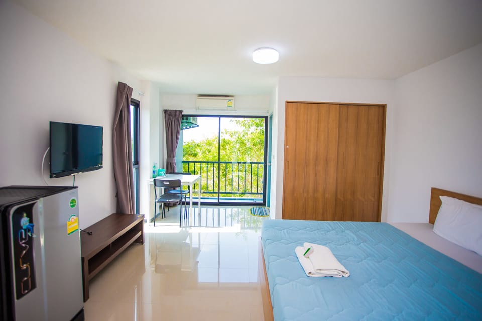 Deluxe Room, 1 Double Bed | Desk, blackout drapes, free WiFi, bed sheets