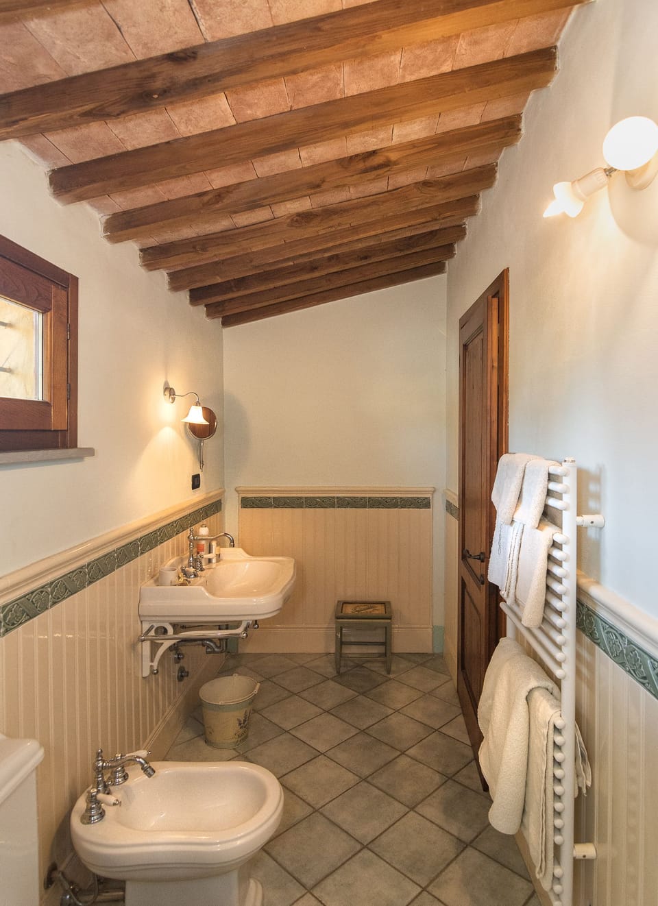 Standard Double Room | Bathroom | Shower, free toiletries, hair dryer, bidet