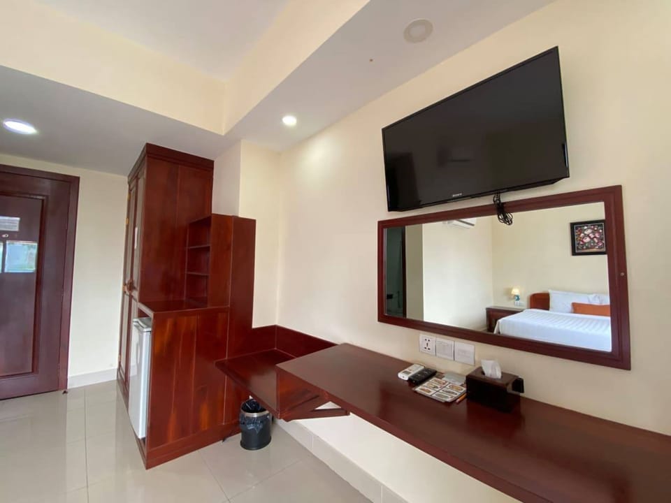 In-room safe, desk, laptop workspace, blackout drapes