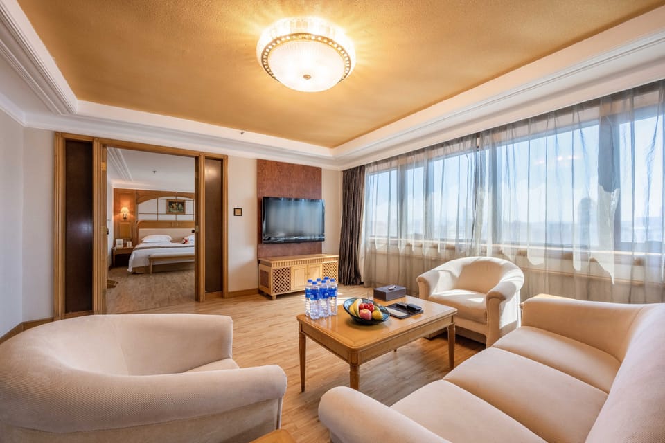 Deluxe Suite | Premium bedding, down comforters, in-room safe, desk