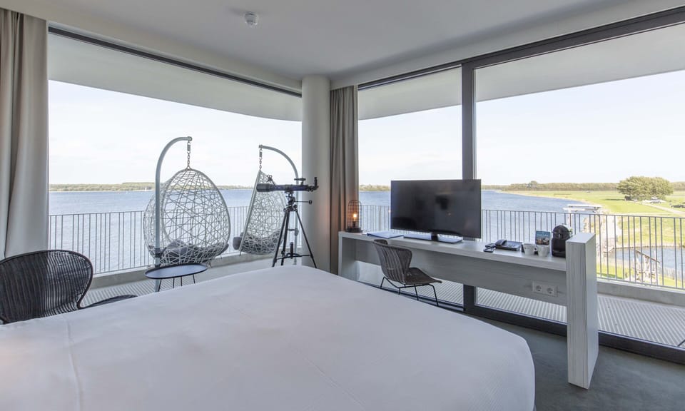 Executive Room, Lake View | In-room safe, free WiFi, bed sheets