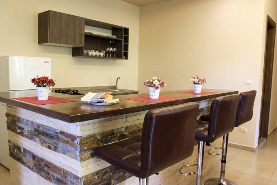 Royal Suite | Private kitchen | Fridge, stovetop, electric kettle, cookware/dishes/utensils