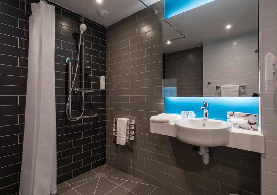 Standard Room, 2 Twin Beds, Accessible (Free Breakfast) | Hypo-allergenic bedding, in-room safe, desk, laptop workspace