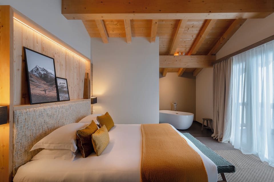 Signature Suite, 3 Bedrooms, Hot Tub, Mountain View | Premium bedding, minibar, in-room safe, desk