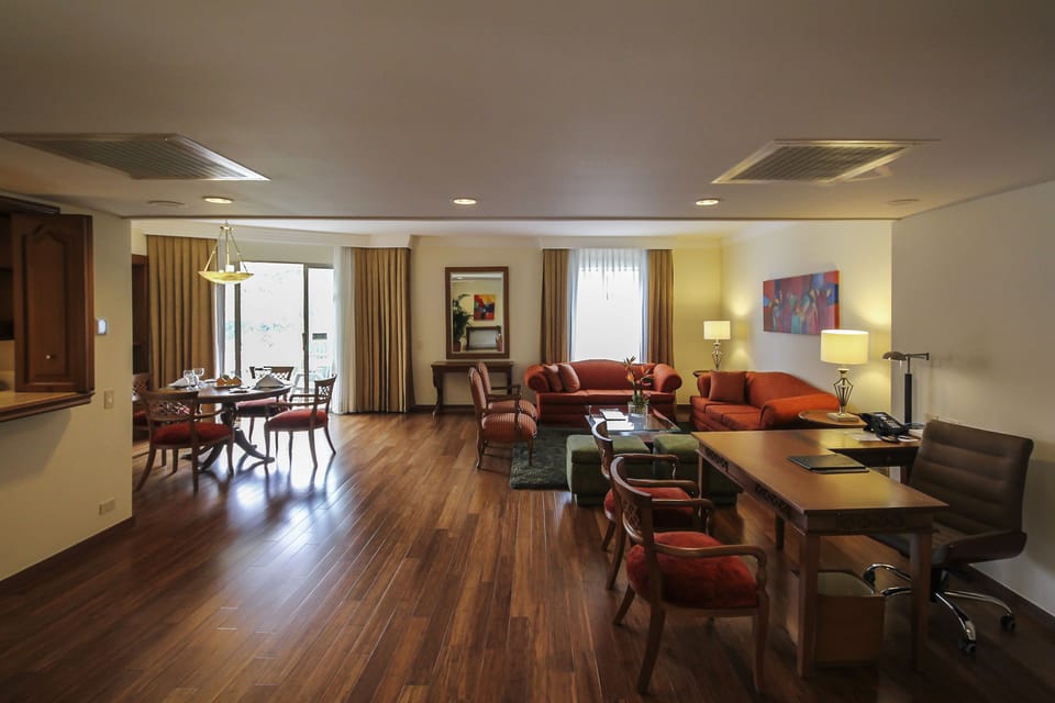 Business Suite, 1 Queen Bed | Premium bedding, minibar, in-room safe, desk