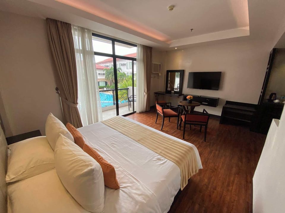 Executive Room | Minibar, in-room safe, desk, free WiFi