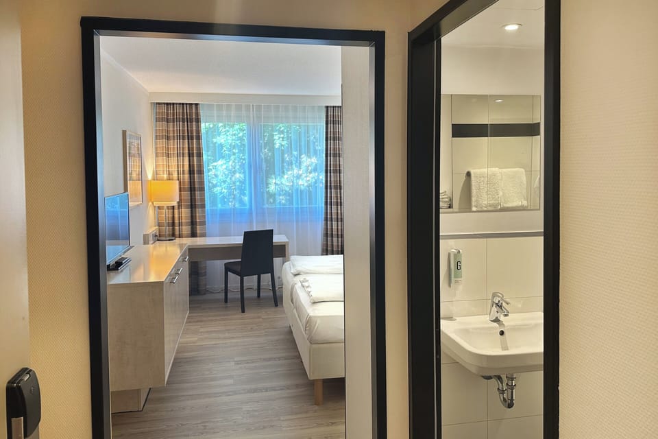 Hypo-allergenic bedding, in-room safe, desk, blackout drapes