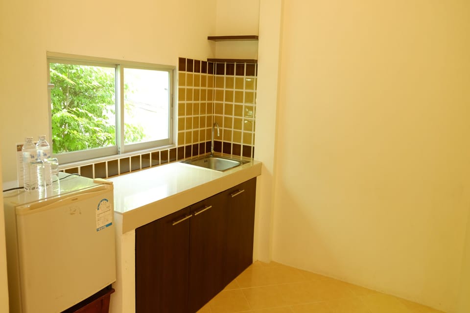 Fridge, cookware/dishes/utensils