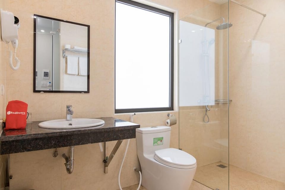 Deluxe Room (B) | Bathroom | Shower, free toiletries, hair dryer, slippers