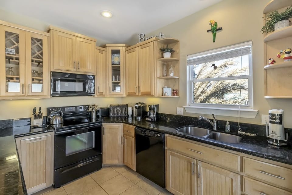 House, 3 Bedrooms | Private kitchen | Fridge, microwave, oven, dishwasher