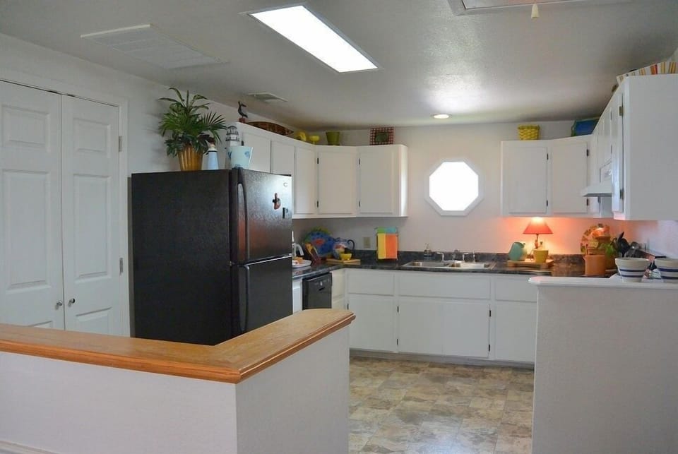 House, 3 Bedrooms | Private kitchen | Fridge, microwave, oven, coffee/tea maker