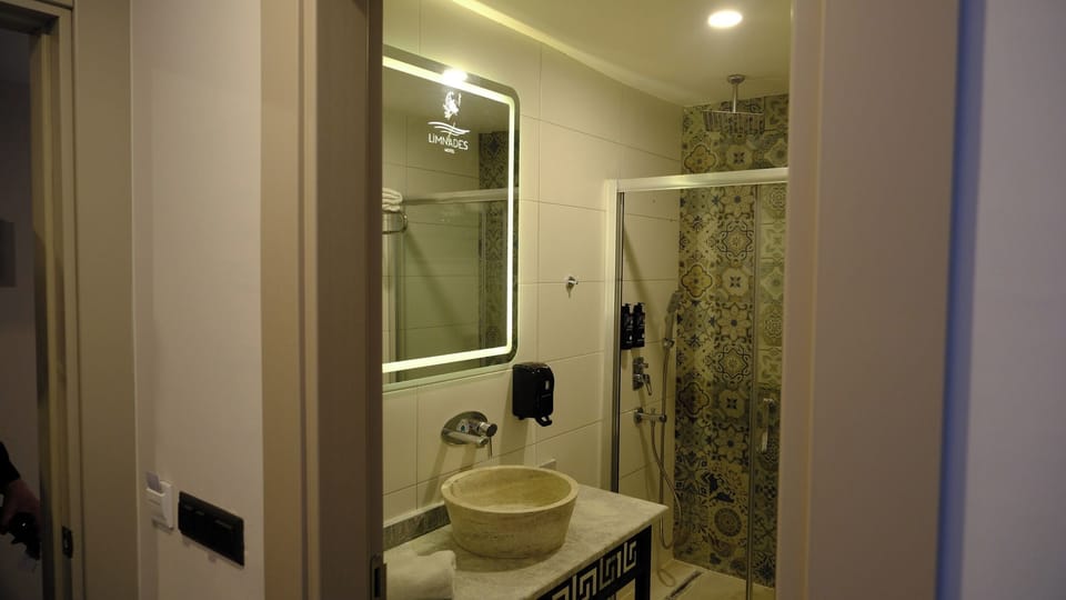 Deluxe Triple Room | Bathroom | Free toiletries, towels