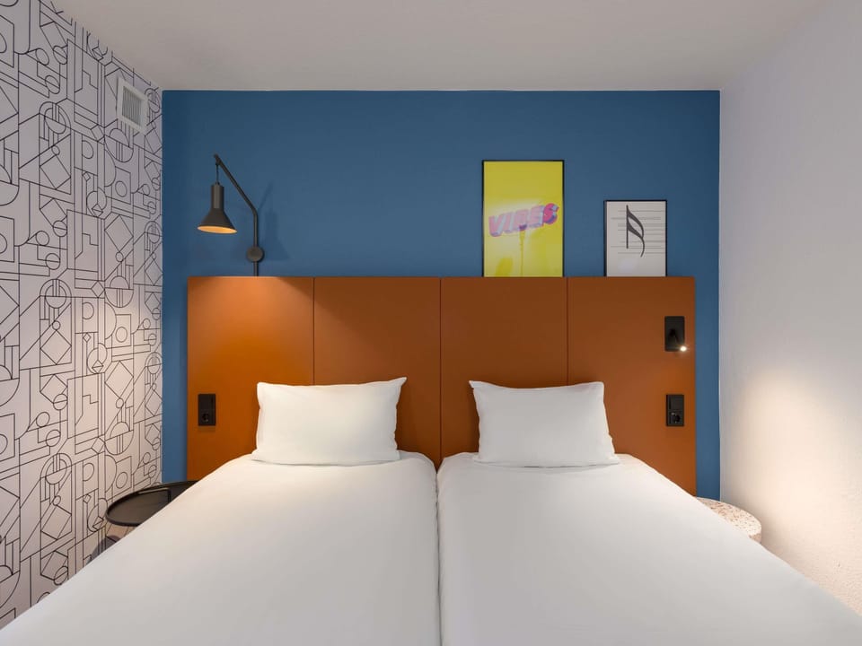 Standard Room, 2 Twin Beds | Hypo-allergenic bedding available, desk, laptop workspace