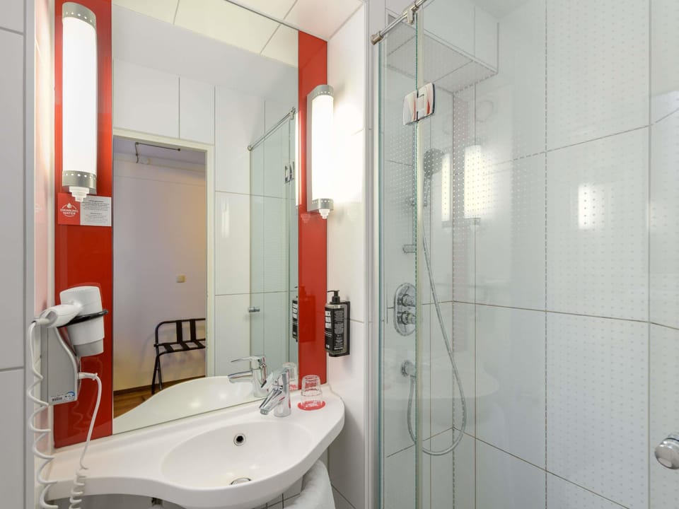 Standard Room, 1 Double Bed | Hypo-allergenic bedding available, desk, laptop workspace
