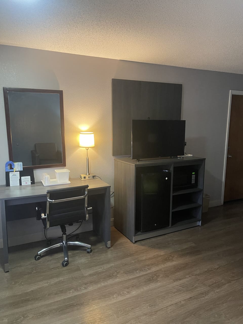 Standard Room, 1 King Bed | Desk, soundproofing, WiFi (free), bed sheets