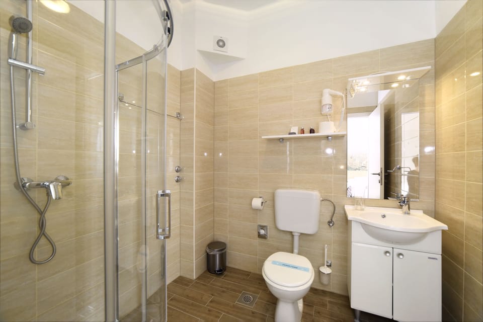 Shower, free toiletries, hair dryer, towels