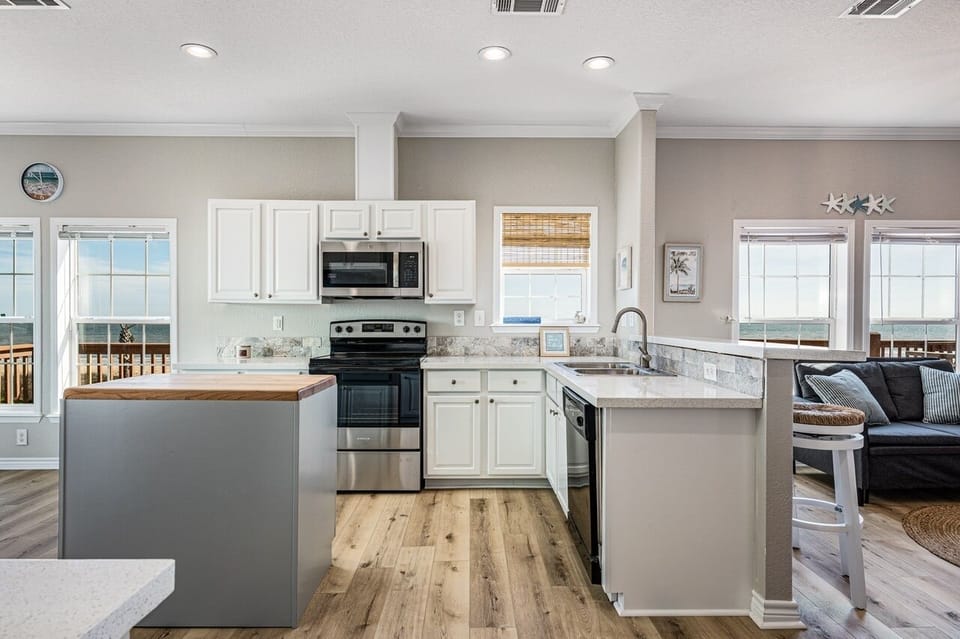 House, 2 Bedrooms | Private kitchen | Fridge, microwave, oven, dishwasher