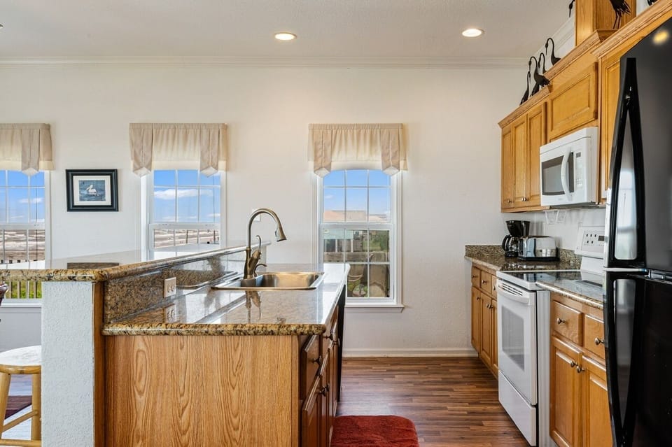 House, 2 Bedrooms | Private kitchen | Fridge, microwave, coffee/tea maker, toaster
