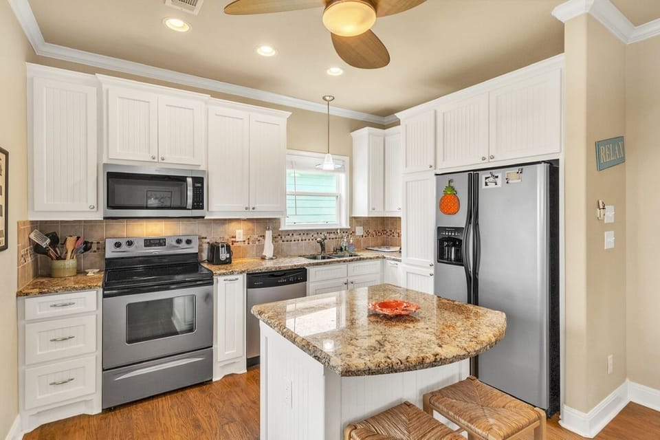 House, 2 Bedrooms | Private kitchen | Fridge, microwave, oven, coffee/tea maker
