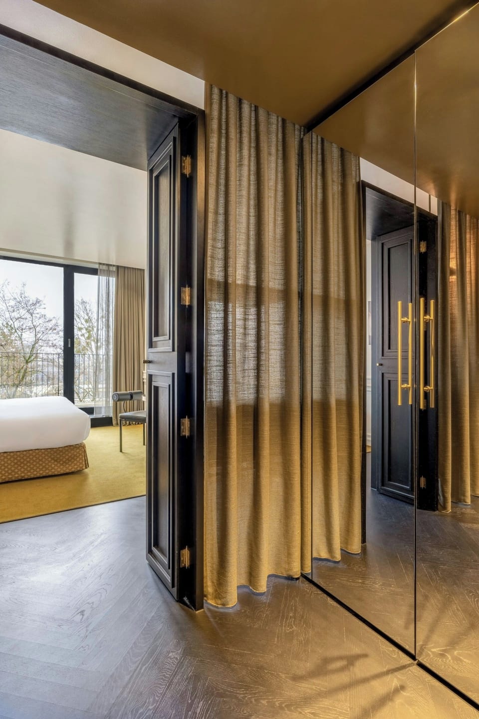 Deluxe Room, 1 King Bed | Premium bedding, down comforters, pillowtop beds, minibar
