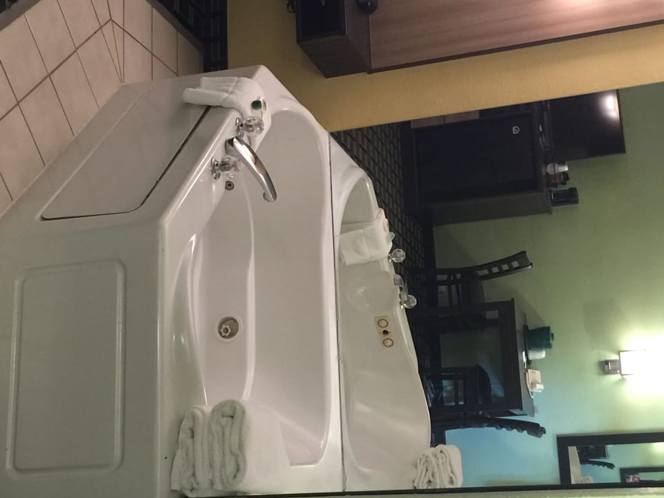 Deluxe Room, 1 Queen Bed, Smoking (Jacuzzi Room) | Jetted tub