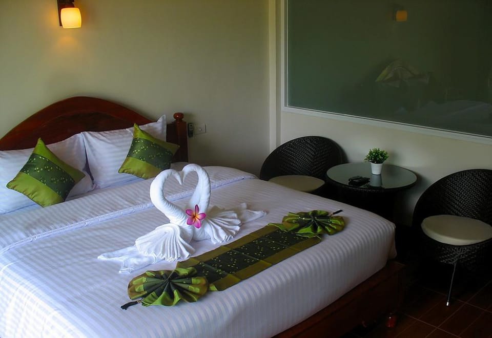 Bungalow | In-room safe, desk, blackout drapes, rollaway beds