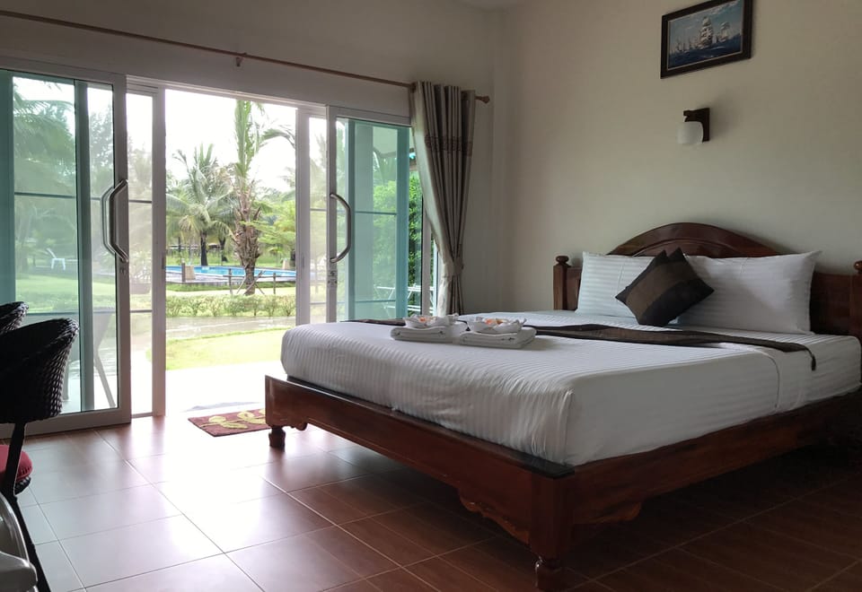 Bungalow | In-room safe, desk, blackout drapes, rollaway beds