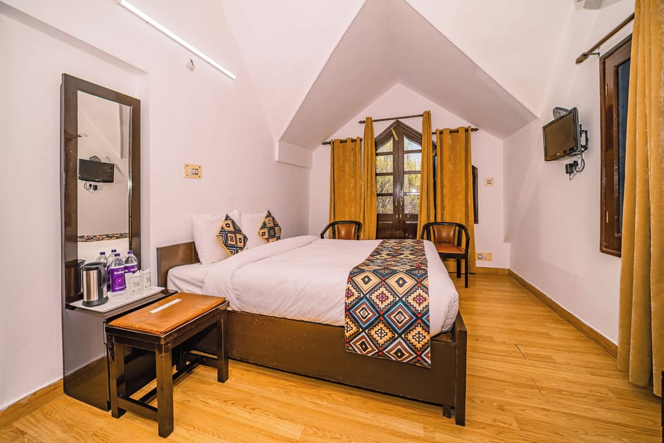 Premium Triple Room | Desk, bed sheets