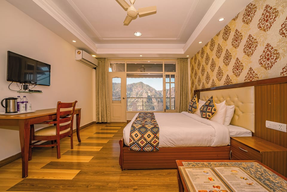 Luxury Room | Desk, bed sheets