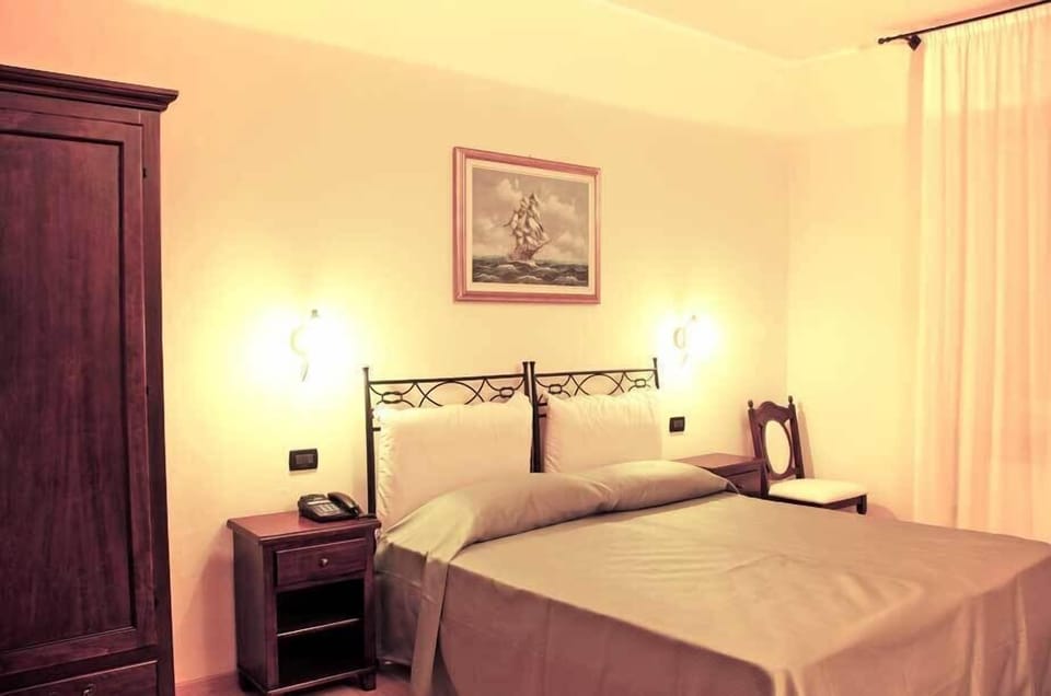 Standard Double or Twin Room | Minibar, in-room safe, desk, free cribs/infant beds