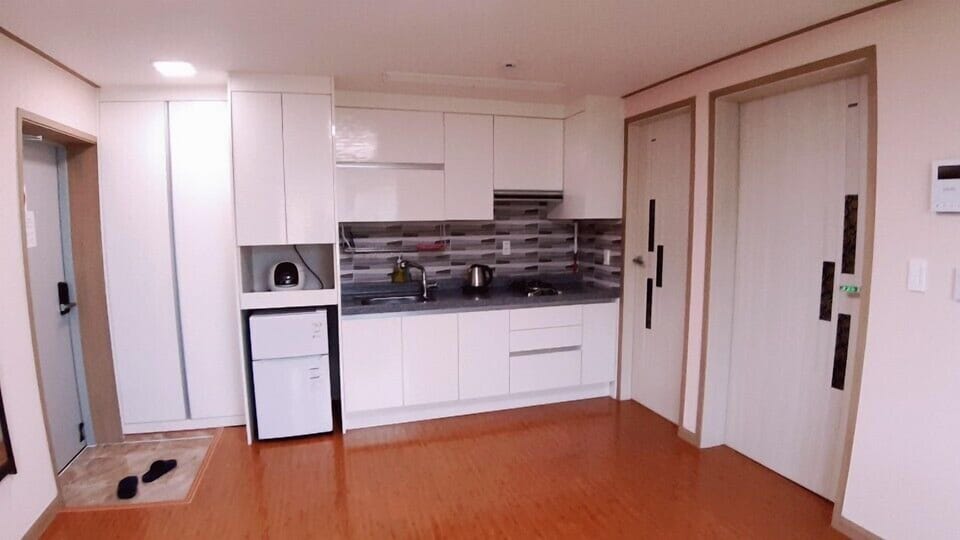 Room (15 PY) | Private kitchen | Fridge, microwave, stovetop, cookware/dishes/utensils