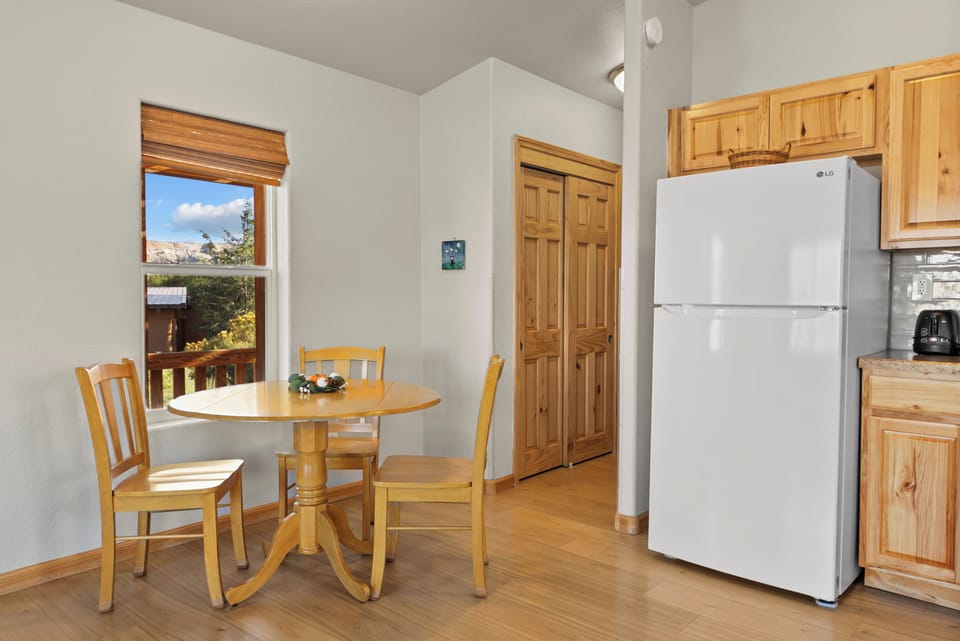 Cottage C (full kitchen/washer-dryer) | In-room dining