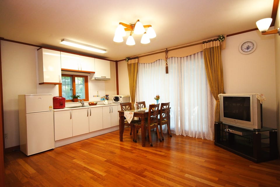 Family Room (Polaris) | Private kitchen | Fridge, shared microwave, electric kettle, rice cooker